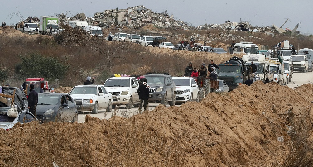 Dadka oo maraya Netzarim.jpg